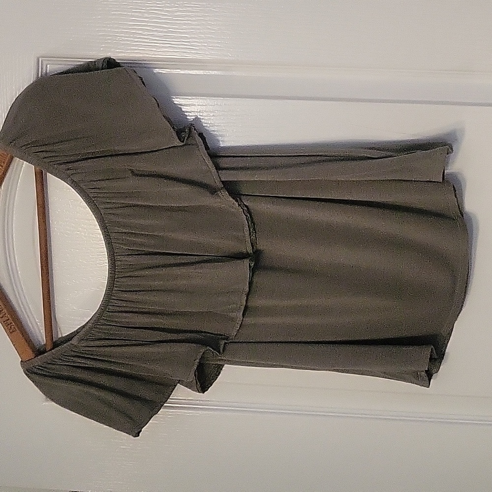 Adorable American Eagle Top - size XS - Army green color - GUC